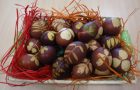 Tradicionalno barvanje jajc s čebulnimi olupki